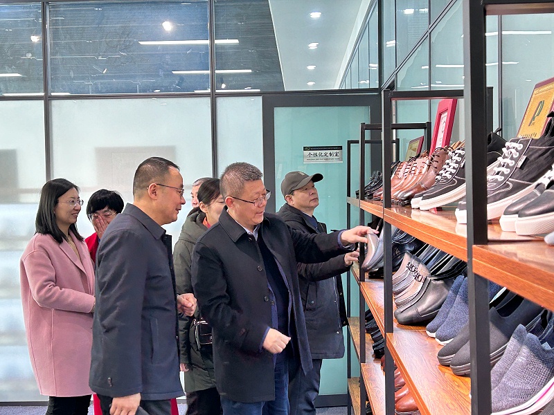 中國皮革協會副理事長陳占光一行蒞臨百華鞋業指導工作