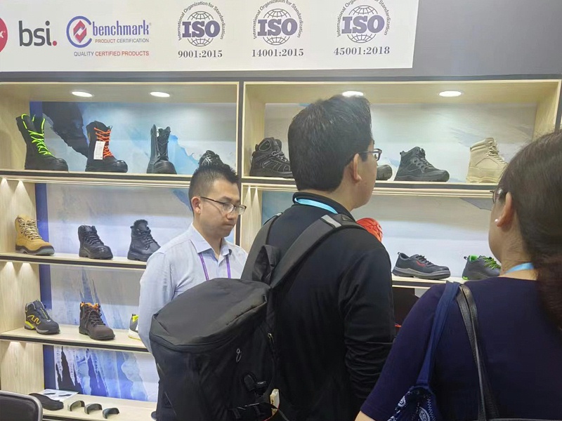 展會(huì)進(jìn)行時(shí)|百華鞋業(yè)亮相第135屆中國(guó)進(jìn)出口商品交易會(huì)（廣交會(huì)）三期，展會(huì)現(xiàn)場(chǎng)人氣爆棚！