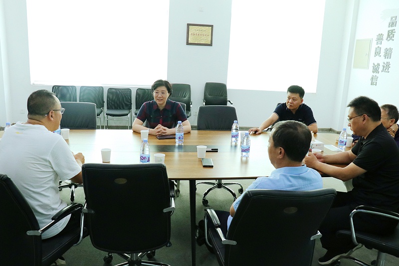 臨沂市工信局黨組書記、局長王林艷一行蒞臨百華鞋業調研指導