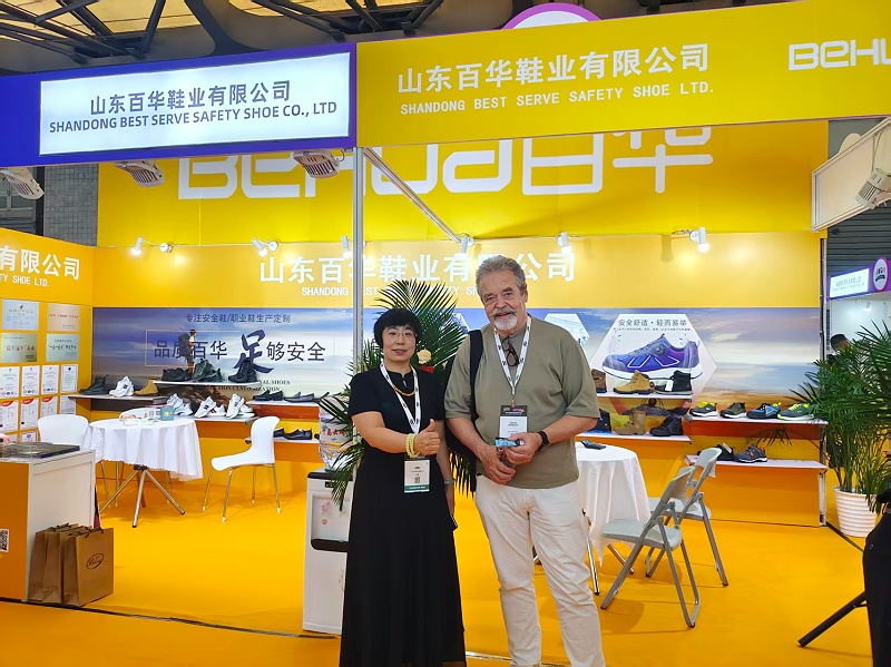 2025摩登中國國際鞋包服飾時(shí)尚展現(xiàn)場來了，百華鞋業(yè)展位現(xiàn)場人氣爆棚！