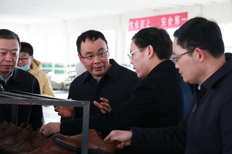 沂南縣委書記侯占夫百華鞋業(yè)調(diào)研指導