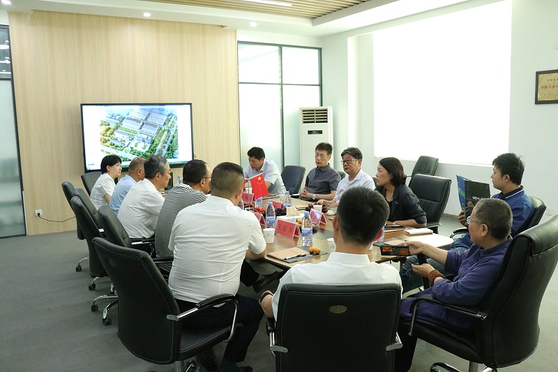 山東省貿(mào)促會(huì)黨組成員、副會(huì)長(zhǎng)劉曉江一行蒞臨百華鞋業(yè)調(diào)研指導(dǎo)