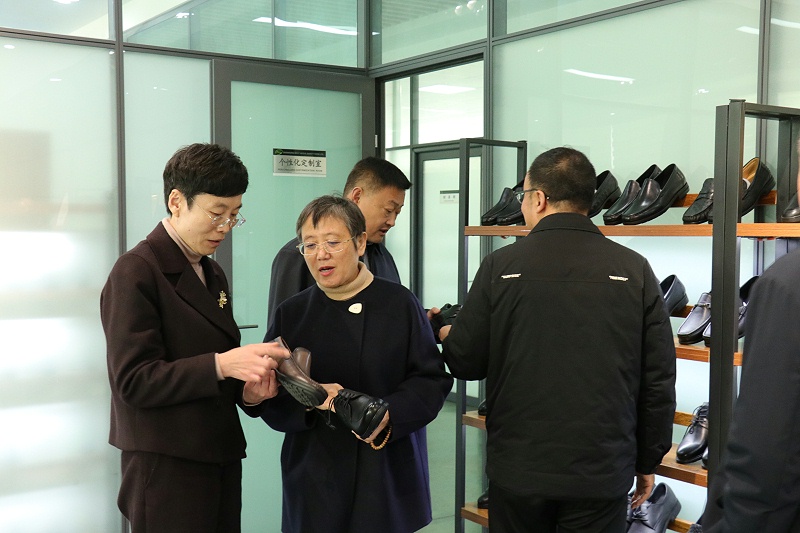 資訊|沂南縣人民法院院長尹慧 一行蒞臨百華鞋業(yè)調(diào)研指
