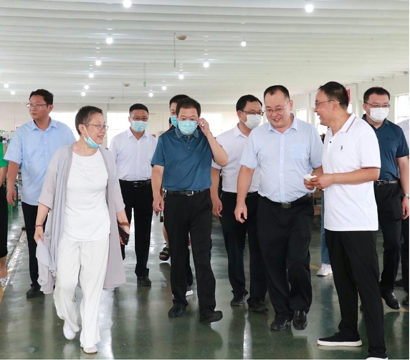 沂南縣縣長冉凡亞等一行蒞臨百華鞋業
